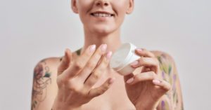 Tatuagem e hidratação: porque esse cuidado é essencial para manter a beleza e saúde da pele tatuada