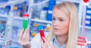 Amgen aumenta em 40% investimento em capacitação de farmacêuticos