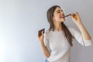 Como cuidar dos dentes após comer chocolate