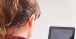 Aché lança bulas digitais em libras, áudio e texto
