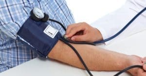 Entenda o que é uma consulta farmacêutica e como ela pode auxiliar no controle de doenças como a hipertensão