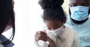 Estudo aponta que duas crianças menores de 5 anos morrem diariamente de Covid-19 no Brasil