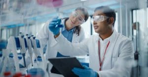 Merck e Senai criam parceria para pesquisas nas áreas de biologia