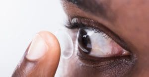 Lentes de contato: veja as diferenças e como cuidar