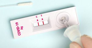 Por que autoteste de covid dá negativo para tantas pessoas com sintomas?