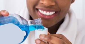 Enxaguante bucal: 10 dicas para escolher e usar o produto