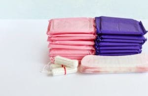 Escócia se torna o primeiro país do mundo a distribuir absorventes femininos gratuitamente