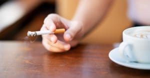 Fumar perto do filho pequeno eleva em 59% o risco de asma para futuros netos