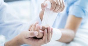 Com foco em tratamento de feridas, Mölnlycke lança programa de assistência a pessoas com doença genética rara