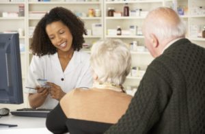 Farmácias evoluem para melhor atender público 50+