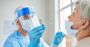 Em alta, testes positivos de Covid-19 na rede privada chegam a 39,9%, aponta Abramed