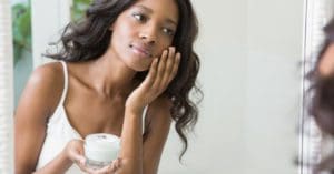 Cosméticos com FPS protegem mesmo?