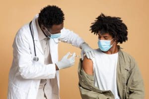 Covid longa: maioria dos sintomas após infecção leve desaparece em um ano, aponta estudo