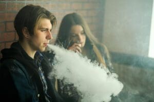 Vape de vitamina: o que é, riscos e porque foi proibido pela Anvisa