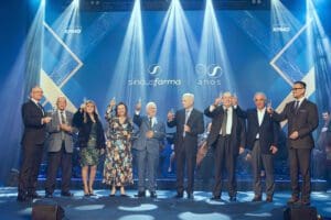 Sindusfarma completa 90 anos com homenagem a personalidades da saúde