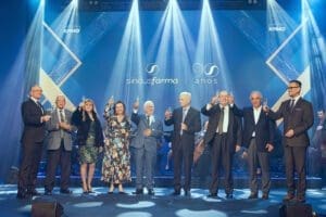 Sindusfarma completa 90 anos com homenagem a personalidades da saúde