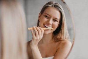90% dos brasileiros escovam os dentes apenas duas vezes ao dia, aponta pesquisa