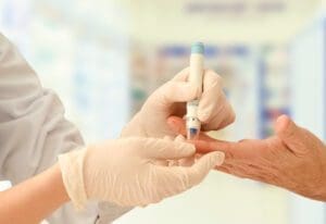Entenda a nova RDC da Anvisa que autoriza testes rápidos em farmácias e consultórios