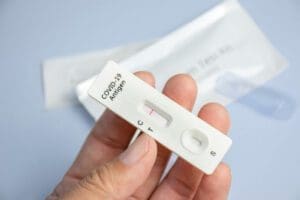 Casos de covid no Brasil aumentam 151% em janeiro