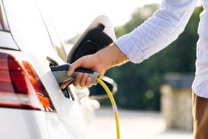 Galderma implementa frota de carros elétricos no Brasil para reduzir emissão de CO2