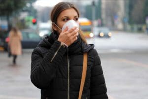 Casos de covid-19 aumentam 80% no mundo; mortes têm queda de 57%