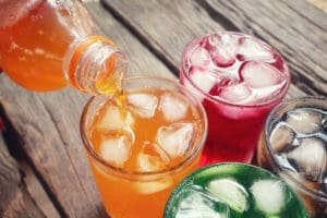 Bebidas açucaradas elevam risco de mortalidade por câncer de fígado, diz estudo