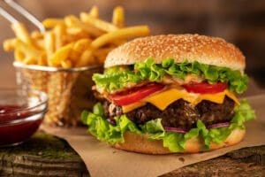 98,8% dos ultraprocessados têm alto teor de sódio, gordura e aditivos químicos