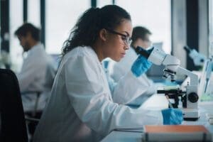 PUC-Campinas e EMS lançam curso de extensão gratuito em Farmacovigilância