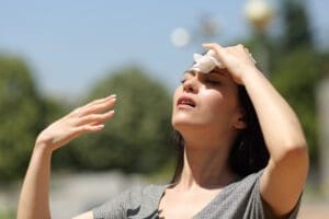 Onda de calor: farmacêuticas explicam como se manter hidratado
