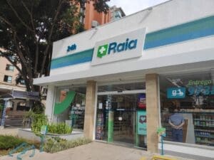 Raia Drogasil expande lojas, ganha market share e lidera