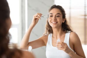 Brasileiras gastam cerca de R$ 237 ao ano com produtos de skincare
