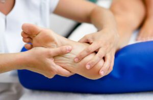 Dor na sola do pé? Veja como prevenir e tratar fascite plantar