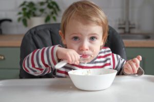 Novo guia alimentar infantil da OMS muda recomendações sobre introdução alimentar e o uso de fórmulas