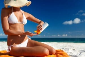 Regra de ouro: saiba como e quando reaplicar o protetor solar para se manter protegida no verão