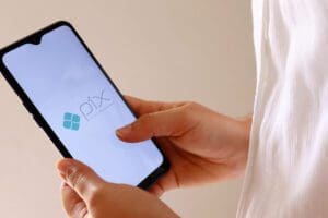 Pix movimenta mais de R$ 32 bilhões no e-commerce em 2023