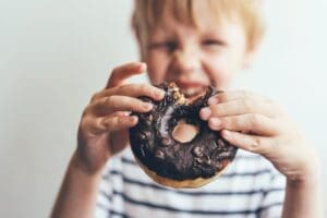 Crianças brasileiras estão mais altas e mais obesas, revela estudo