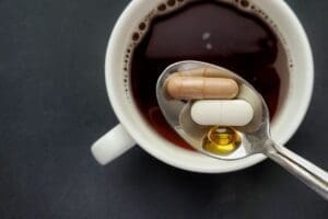 Pode tomar remédio com café? Conheça os riscos
