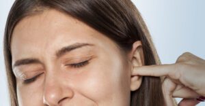 Cutucar o ouvido: uma mania perigosa e que pode comprometer a audição
