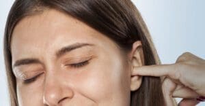 Cutucar o ouvido: uma mania perigosa e que pode comprometer a audição