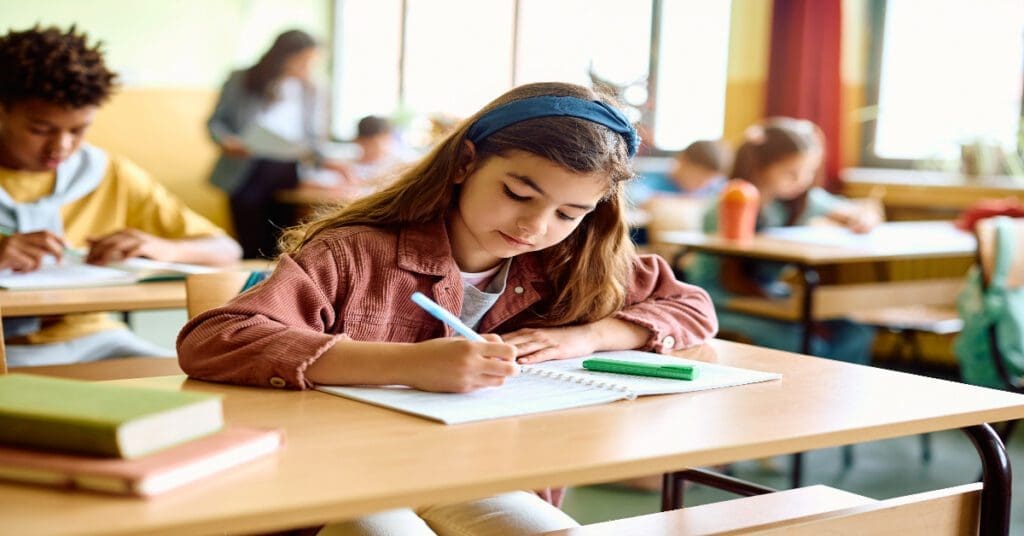 menina-estudando-na-sala-de-aula-na-escola