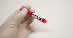Casos de mpox se aproximam de 100 mil em todo o mundo