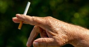 Tabagismo e vapes aceleram o envelhecimento da pele