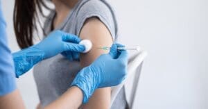 CFF define que farmacêutico habilitado pode prescrever vacinas