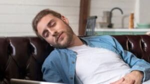 Mito ou verdade: soneca pós-almoço prejudica a digestão?