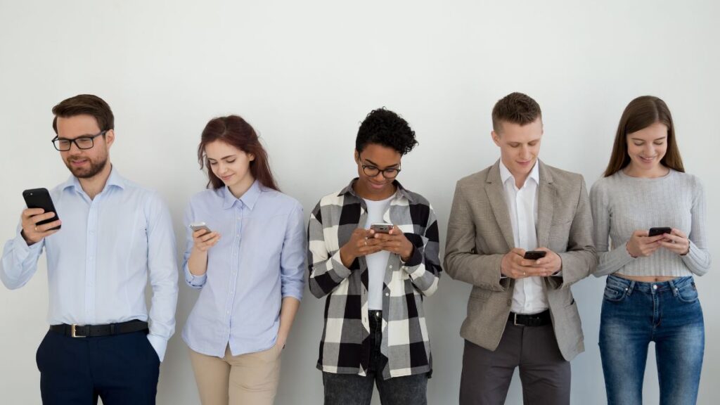 jovens-usando-celular