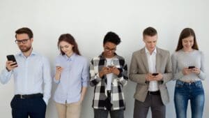 Entenda a síndrome do pescoço de texto, causada pelo uso excessivo de celular