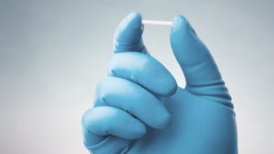 Anvisa suspende venda e uso do “chip da beleza” no Brasil