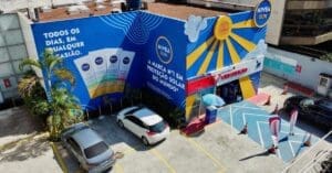 Drogaria Venancio tem fachada transformada por NIVEA SUN