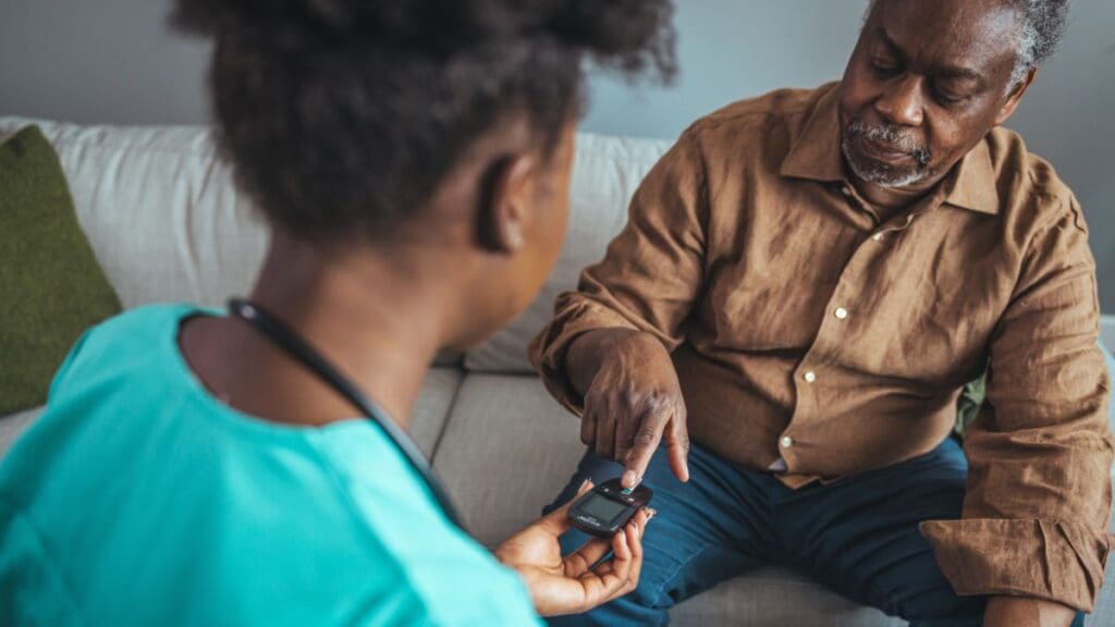 homem-idoso-negro-fazendo-teste-de-glicemia-diabetes