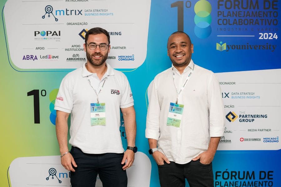 lucas-araneo-e-tiago-mendes-da-dpsp-no-forum-de-planejamento-colaborativo-industria-e-varejo-2024-popai-tpg